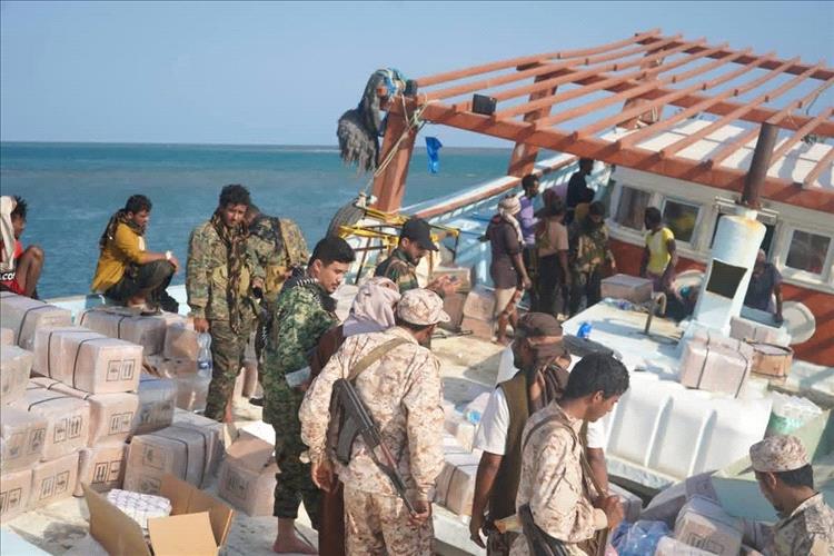 قوات العمالقة الجنوبية تضبط قارب تهريب قادم من ميناء بندر عباس الإيراني