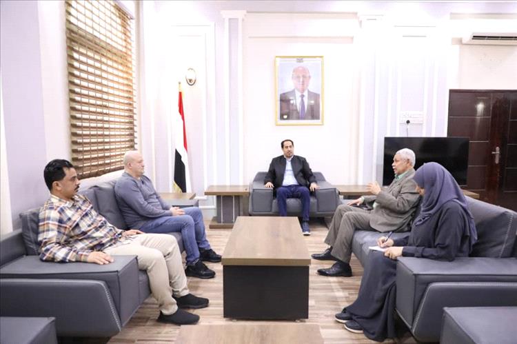 وزير الشباب والرياضة يلتقي مدرب المنتخب الوطني الأول نور الدين ولد علي