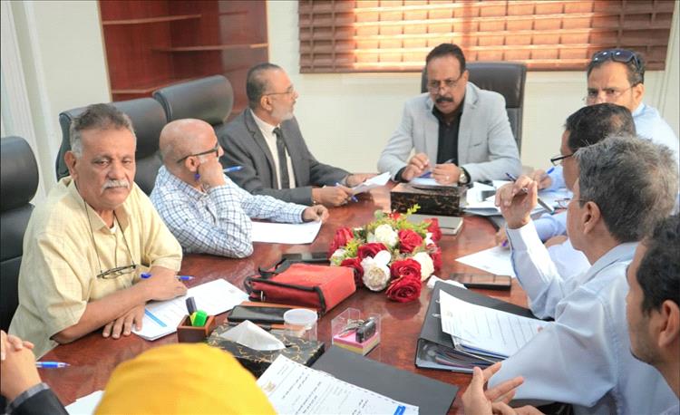 وزير الأشغال يترأس اجتماع لجنة المناقصات بصندوق صيانة الطرق بعدن ويؤكد تعزيز الشفافية وتسريع تنفيذ المشاريع