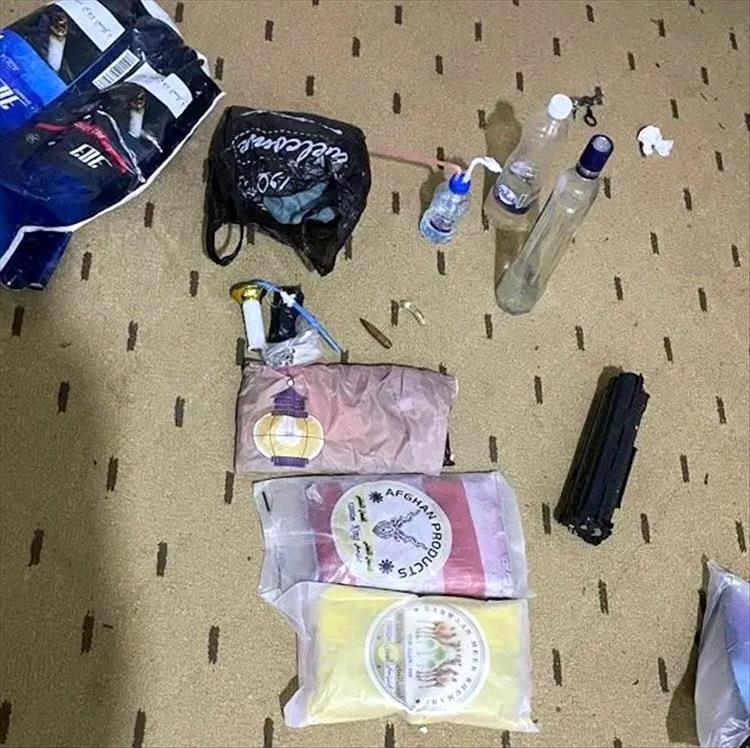 تحريات بحث المهرة ومكافحة المخدرات تضبط وكرًا وتطيح بـ3 متهمين بحوزتهم 3 كجم حشيش وشبو