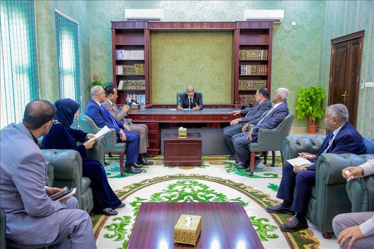 عضو مجلس القيادة الرئاسي الصبيحي يناقش مع عدد من الوزراء تطوير الأداء وتعزيز الخدمات