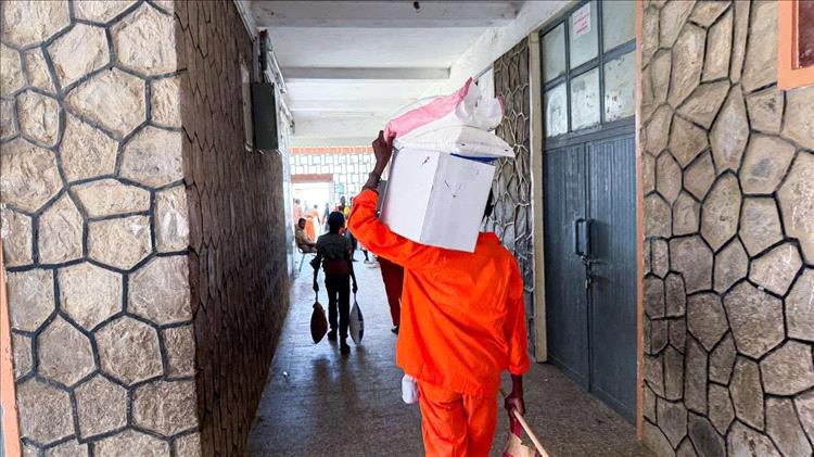 تدشين توزيع 4589 سلة غذائية لعمال النظافة بعدن