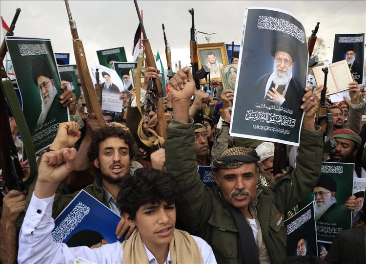 لماذا تريث الحوثيون رغم احتدام الحرب على إيران؟