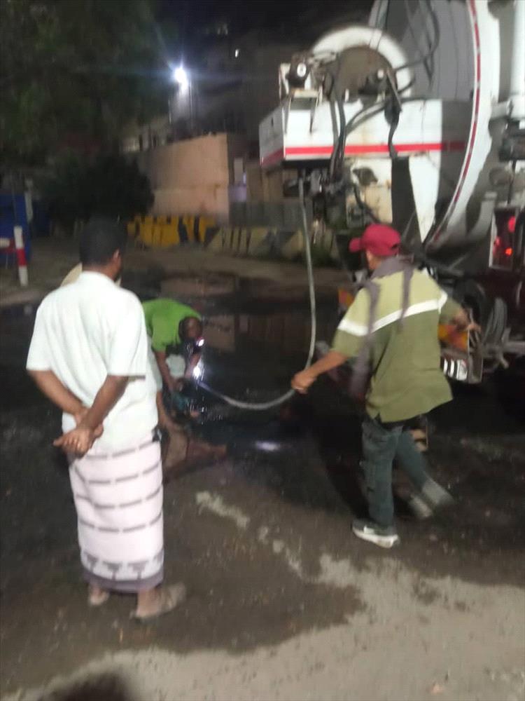 مؤسسة مياه عدن تجدد مطالبتها للمنظمات في حي السفارات بخور مكسر بضرورة إزالة الكتل الإسمنتية والمكاتب المتنقلة