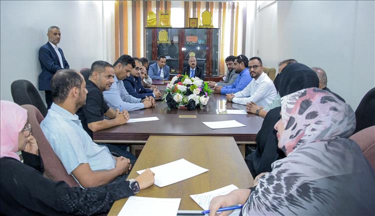 وزير النقل يطلع على سير العمل بهيئة تنظيم شؤون النقل البري و مشروع المحطة المركزية لنقل الركاب بعدن