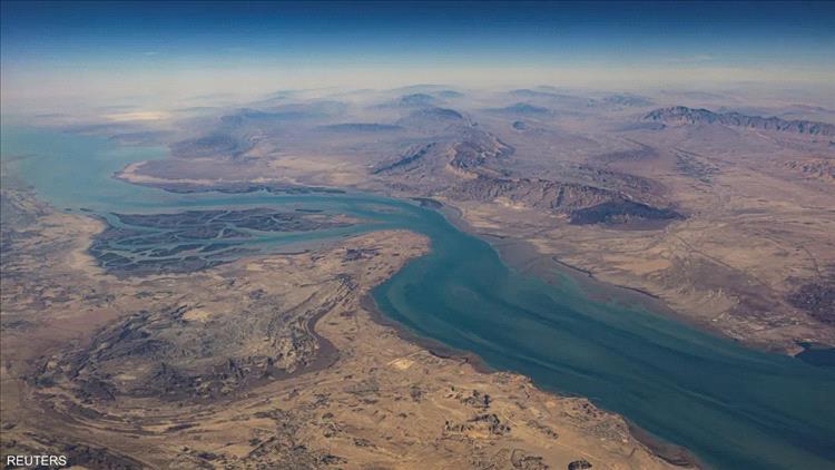 الجيش البريطاني: اشتعال النار في سفينة شحن بمضيق هرمز