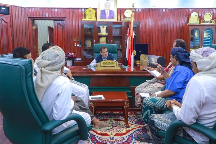 محافظ المهرة يطّلع على خطة صندوق النظافة لاستقبال العشر الأواخر من رمضان وعيد الفطر