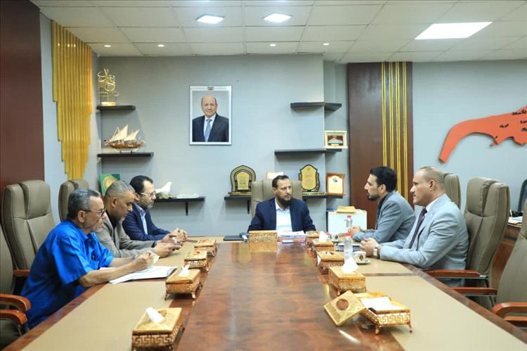 المحافظ شيخ يطلع على برنامج ونشاط الجامعة الألمانية ويحث على استمرارية تقديم المنح المجانية للطلاب المتفوقين في العاصمة عدن