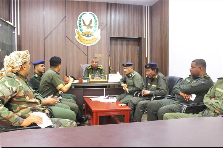 مدير عام أمن ساحل حضرموت يطلع على سير العمل والخطة الأمنية بأمن مديرية المكلا