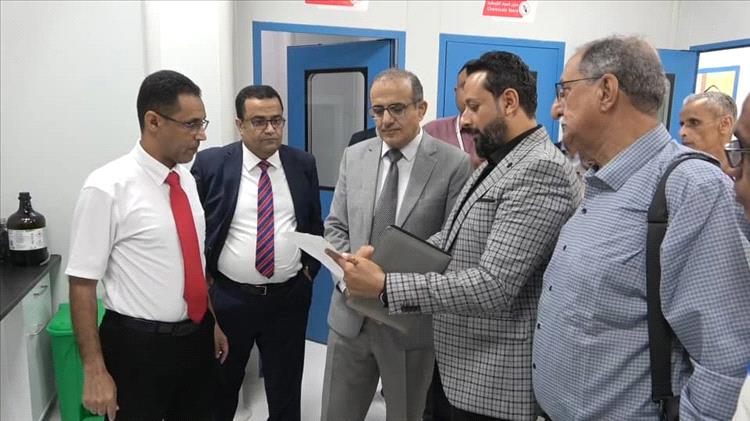 وزير الصحة يتفقد سير العمل في الشركة الدوائية الحديثة ومصنع العالمية بالمنطقة الحرة بعدن