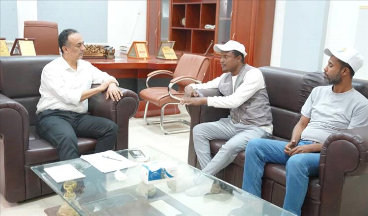 مدير صحة عدن يلتقي مؤسسة الهجرة الخيرية للتنمية ويشيد بإنشطتها الإنسانية في المحافظة