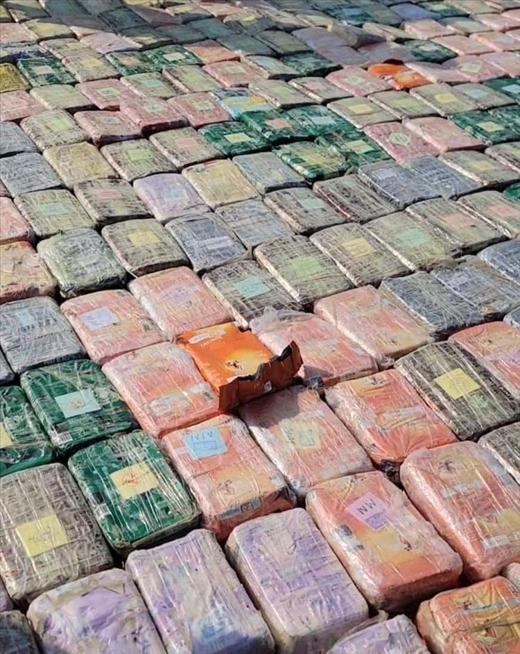 ‏الحملة الأمنية لقوات العمالقة تضبط قارباً يحمل 623 كيلو من المخدرات قبالة ساحل رأس العارة