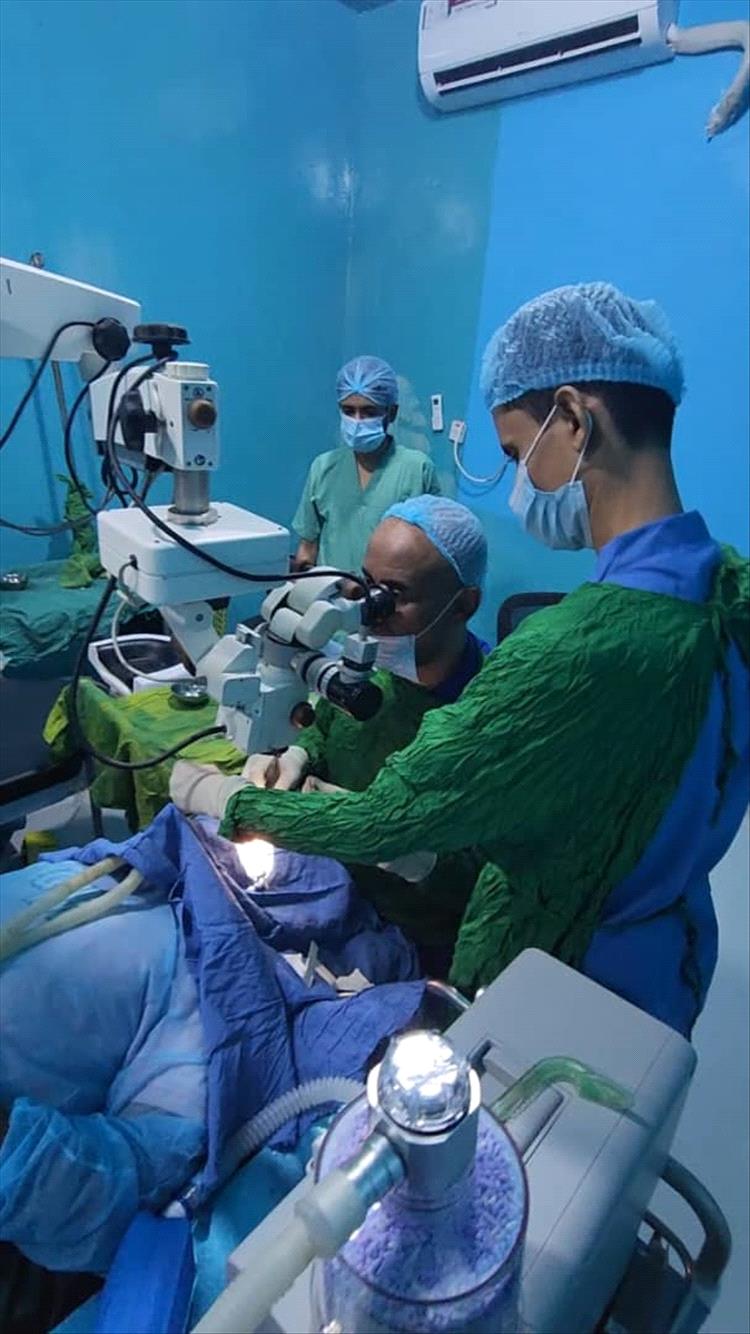 تدشين المخيم السابع لعمليات تصحيح حول العين للأطفال بعدن بدعم فاعل خير مقيم في أمريكا