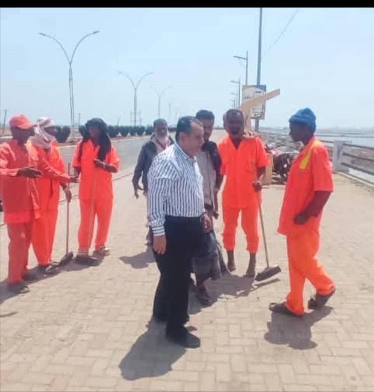 نائب المدير المالي والإداري لصندوق النظافة بعدن يتفقد مستوى النظافة ويحث على مضاعفة الجهود