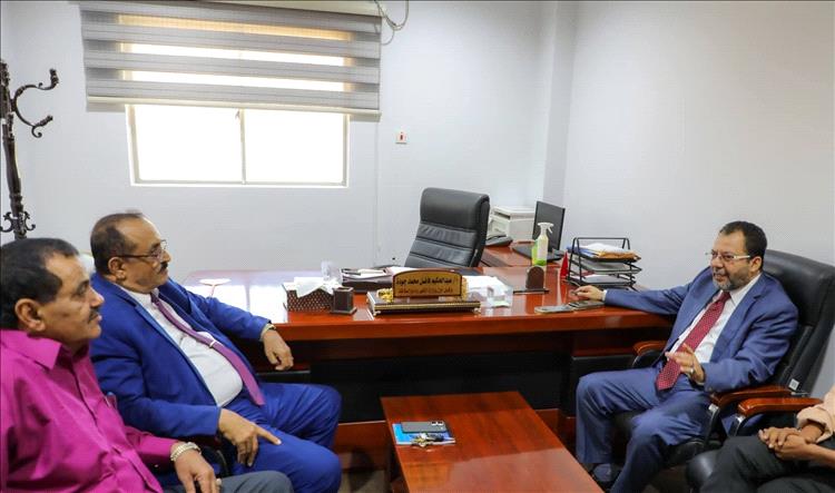 وزير الكهرباء يلتقي نائب محافظ لحج ويؤكد بدء توريد الإيرادات إلى حساب البنك المركزي