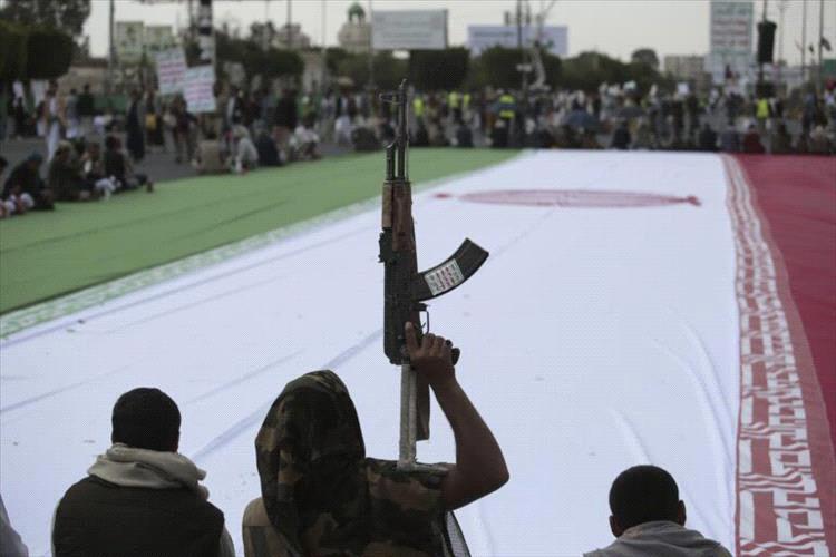 أسوشيتد برس: لماذا يمتنع الحوثيون عن التدخل في حرب إيران حتى الآن؟