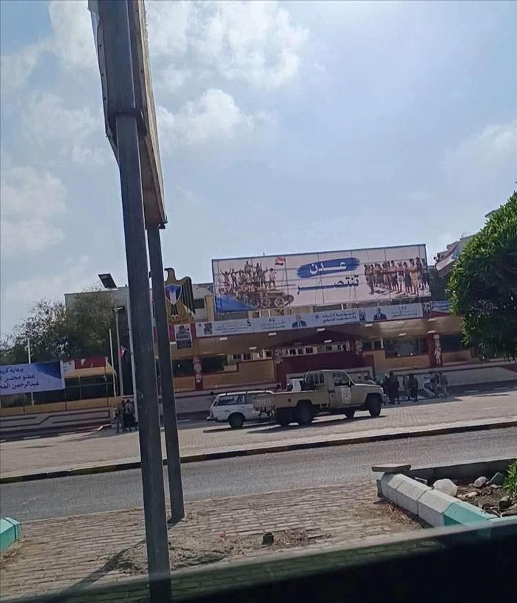 إزالة أكبر صورة للواء عيدروس الزبيدي من ساحة العروض في عدن