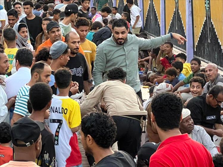 عدن تحتفي بذكرى التحرير: إفطار جماعي في حي "ردفان" بالمعلا وفاءً للشهداء