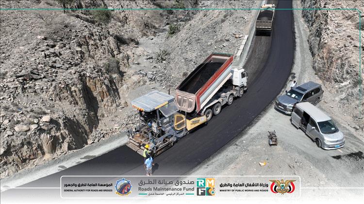 بتوجيهات وزير الأشغال العامة والطرق استمرار أعمال سفلتة طريق الشهيد أبو اليمامة في يافع ضمن مشروع التدخل الطارئ