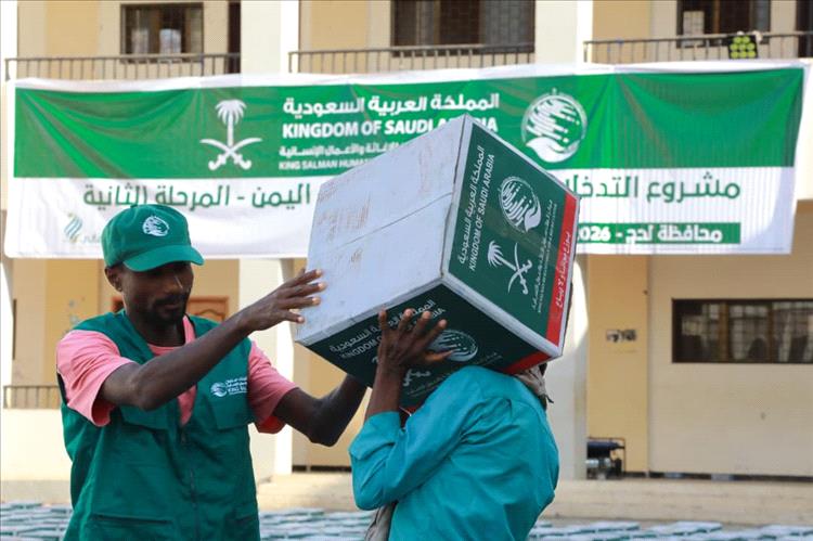 لحج.. مركز الملك سلمان للإغاثة يواصل توزيع  السلل الغذائية ضمن مشروع التدخلات الغذائية الطارئة