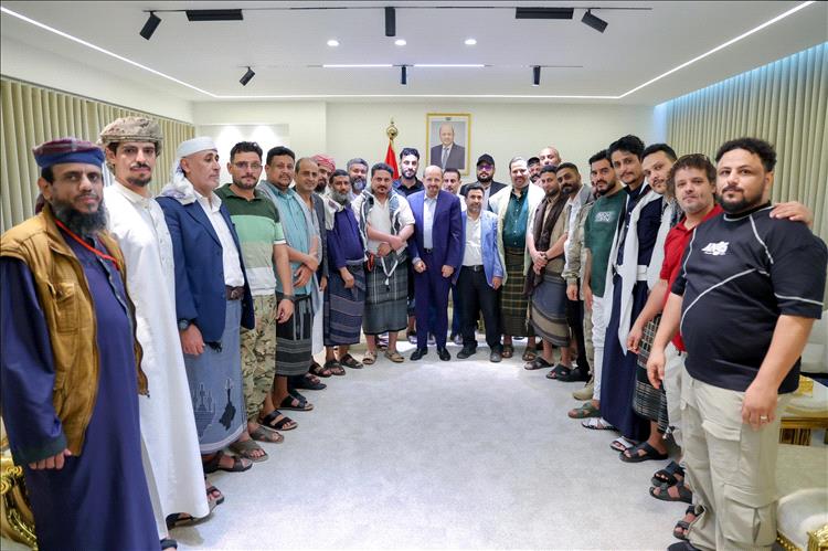 رئيس الوزراء يلتقي قيادات وشباب المقاومة الجنوبية في عدن ويثمّن دورهم في التحرير والتصدي للمخاطر