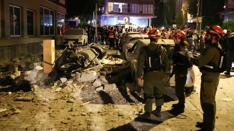 إسرائيل تعترض صواريخ إيرانية.. وسقوط شظايا في 5 مواقع بتل أبيب