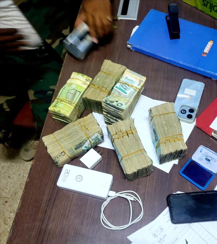 ضبط متهم بسرقة بحوزته مليونا ريال يمني وتسليمه لأمن الشحر لاستكمال الإجراءات