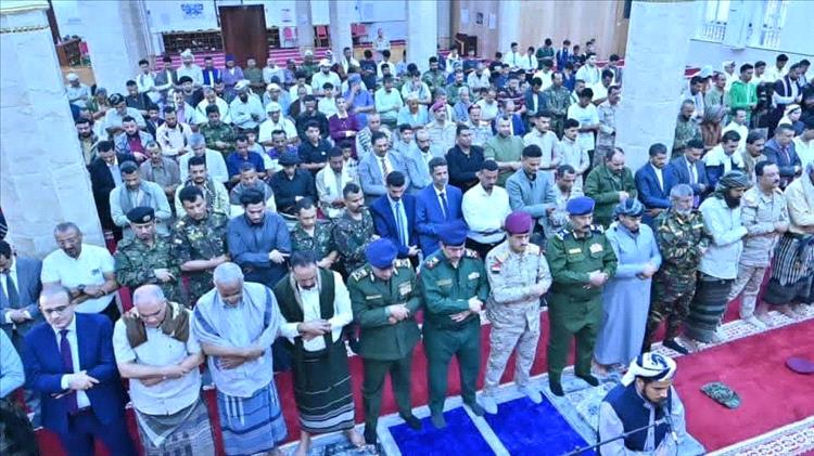 وزير الدفاع يؤدي صلاة العيد مع عدد من الوزراء والمسؤولين في العاصمة عدن
