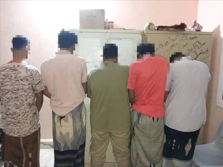 أمن غيل باوزير يضبط مخالفين لإطلاق الأعيرة النارية ويؤكد استمرار الحملات الأمنية