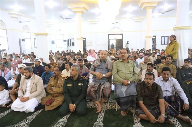عضو مجلس القيادة الرئاسي محافظ حضرموت يؤدي صلاة العيد ويستقبل جموع المهنئين