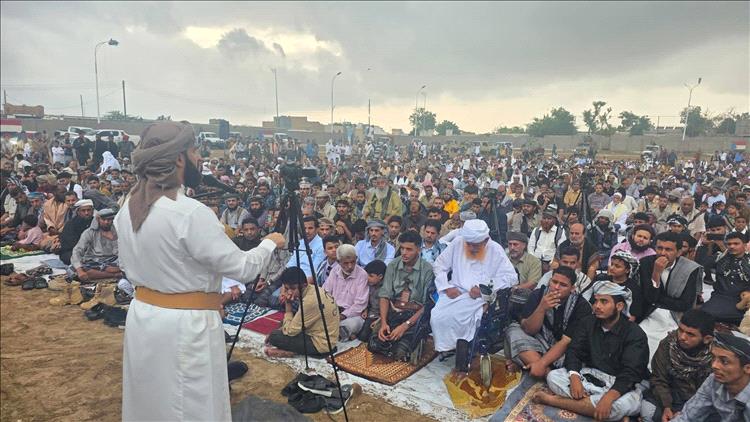 محافظ أبين يؤم المصلين في صلاة العيد ويخطب فيهم داعياً إلى التسامح وإصلاح ذات البين