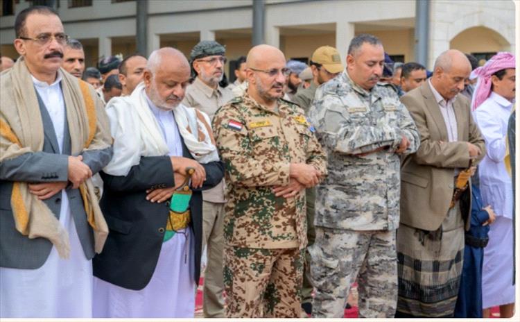 عضو مجلس القيادة طارق صالح يؤدي صلاة عيد الفطر مع جموع المواطنين في المخا