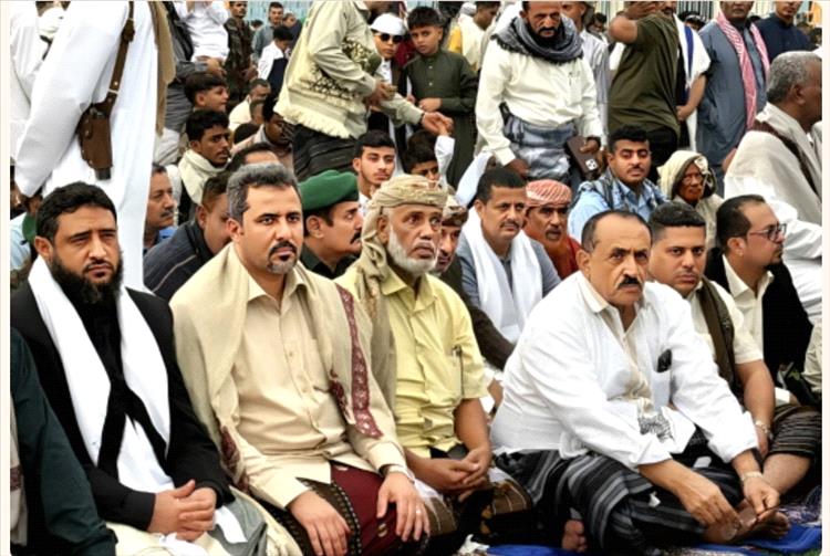 محافظ لحج يؤدِّي صلاة عيد الفطر مع جموع المواطنين بالحَوطَة ويزور المرضى بمستشفى ابن خلدون