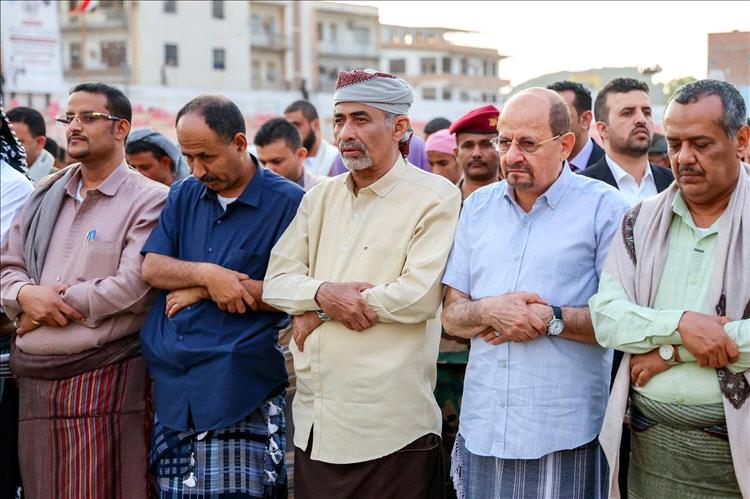 عضو مجلس القيادة الرئاسي محمود الصبيحي ورئيس الوزراء يؤديان صلاة عيد الفطر بعدن