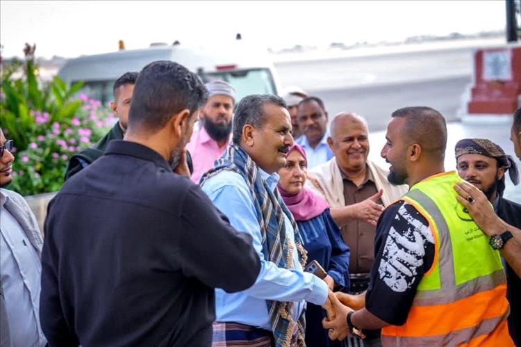 مدير عام مطار عدن الدولي يتفقد سير العمل ويهنئ المناوبين بمناسبة العيد