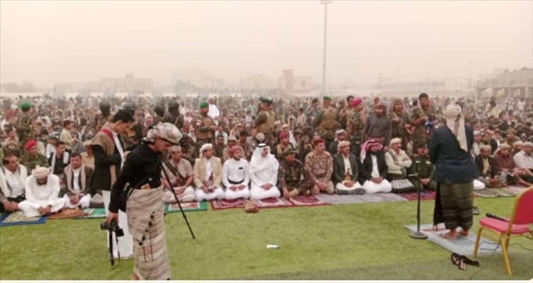 محافظ شبوة يؤدي صلاة عيد الفطر مع جموع المصلين في عتق