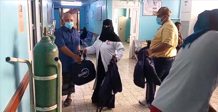 بمناسبة عيد الفطرالمبارك..مدير مستشفى الصداقة يوزع حقائب الأمومة لحديثي الولادة والأمهات