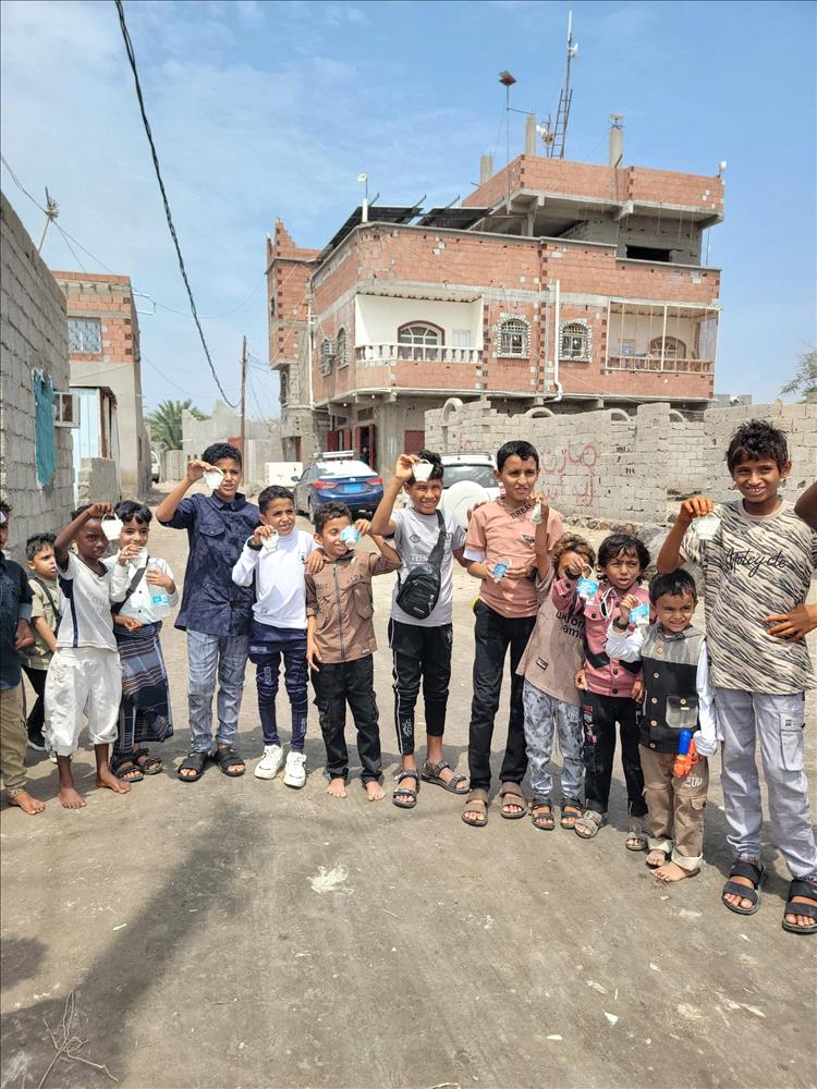 مبادرة "شباب من أجل عدن" توزع عيدية للأطفال في أحياء البريقة