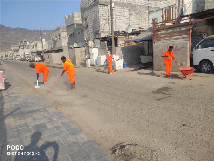 في ليلة وضحاها … عمال نظافة عدن يرفعون 2000 طن من القمامة ويعيدون الألق للمدينة