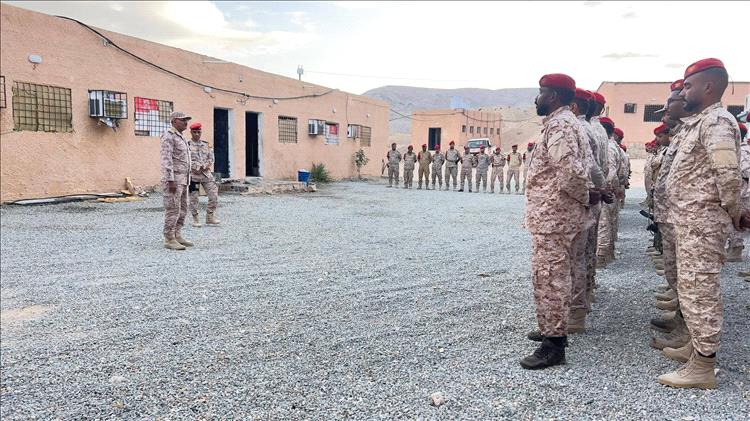 رئيس لجنة الحصر بالمنطقة يتفقد لواء الشرطى العسكرية بالمكلا في زيارة عيدية ميدانية