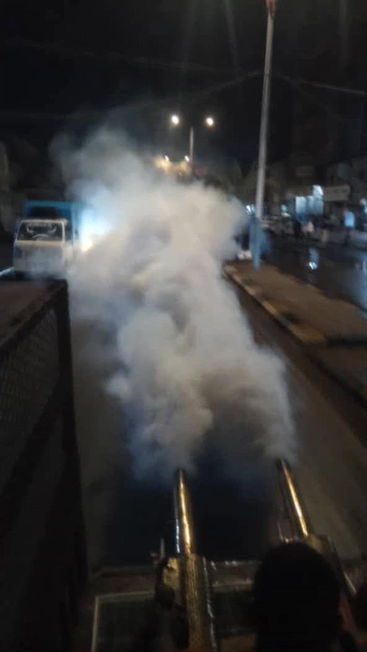 قسم صحة البيئة بمديرية الشيخ عثمان ينفذ حملة رش ضبابي عقب شفط مياه الأمطار