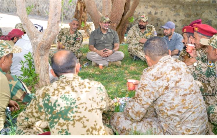 عضو مجلس القيادة طارق صالح يعقد لقاء معايدة مع عدد من قيادات محور الحديدة