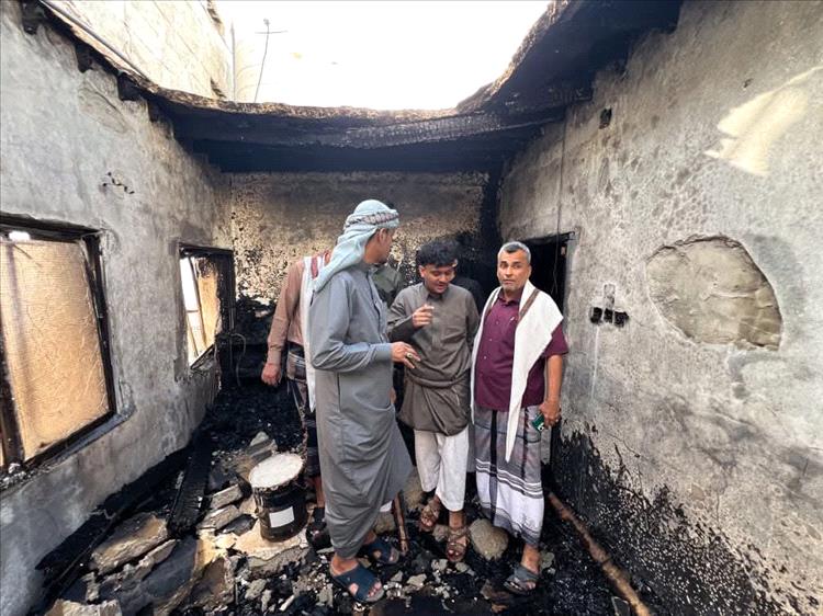 الوكيل الجيلاني يتفقد منزلاً متضررًا بحريق في منطقة الشرج بالمكلا ويوجه بتوفير منزل بديل مؤقت