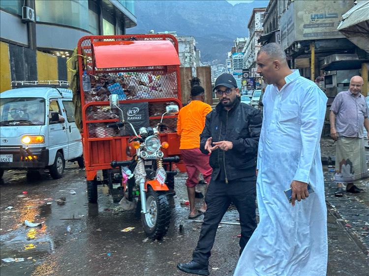 عدن .. مبجر وبن جرادي يطّلعان على مواقع تصريف مياه الامطار وازالة الاضرار عقب الامطار التي شهدتها المديرية