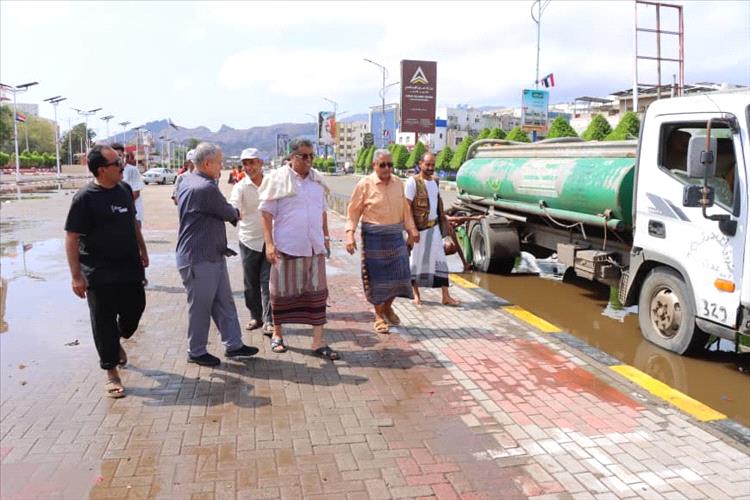 الشاذلي يتفقد أعمال معالجة تبعات المنخفض الجوي في خورمكسر والمعلا بعدن