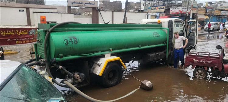 بتوجيهات محافظ العاصمة عدن .. لليوم الثاني مدير عام مديرية الشيخ عثمان يتفقد أعمال شفط مياه الأمطار