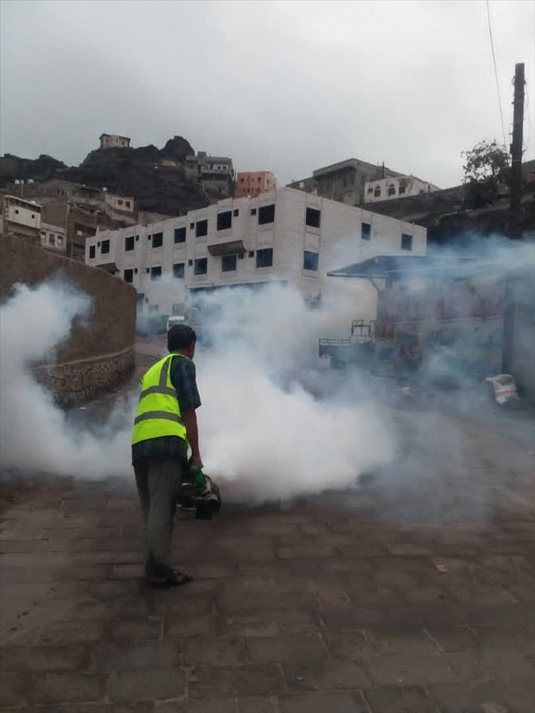 عدن.. صحة البيئة بصيرة تنفذ حملة رش ضبابي واسعة عقب الأمطار