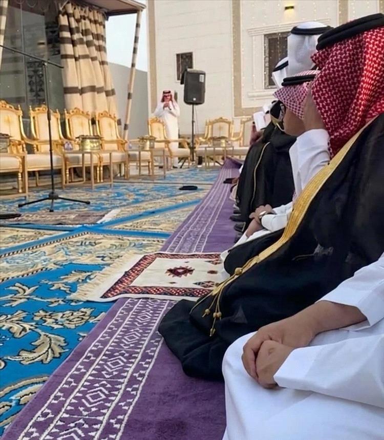 مشهور  يثير الجدل بإقامة صلاة العيد في فناء خاص بمكة دون تصريح