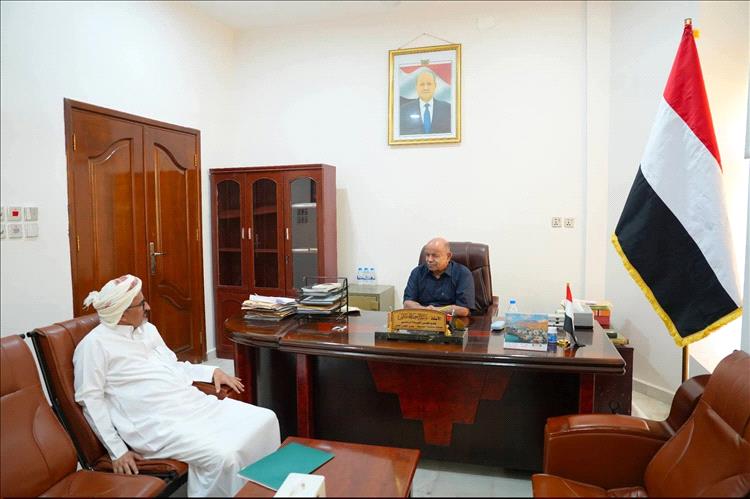 عضو مجلس القيادة محافظ حضرموت يطلع على سير عمل جمارك منفذ الوديعة البري