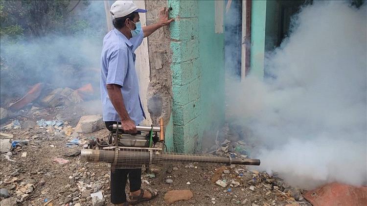 صحة البيئة بالمنصورة تنفذ حملة الرش الضبابي لمكافحة البعوض عقب الأمطار التي شهدتها العاصمة عدن